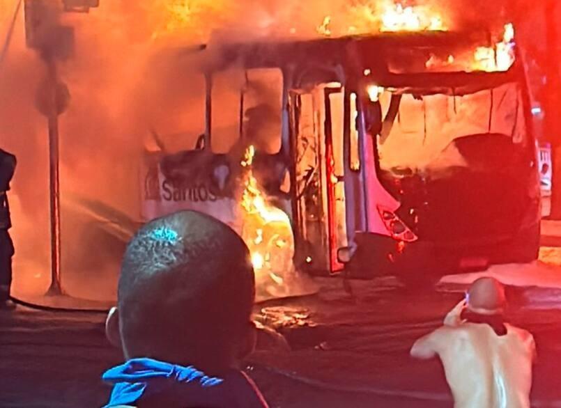 Video: Hinchas de Santos incendian automóviles de futbolistas en Brasil