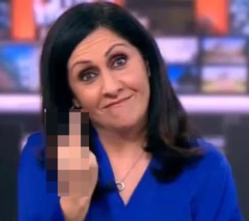 Video: Presentadora de BBC se viraliza por sacarle el dedo en vivo a compañero