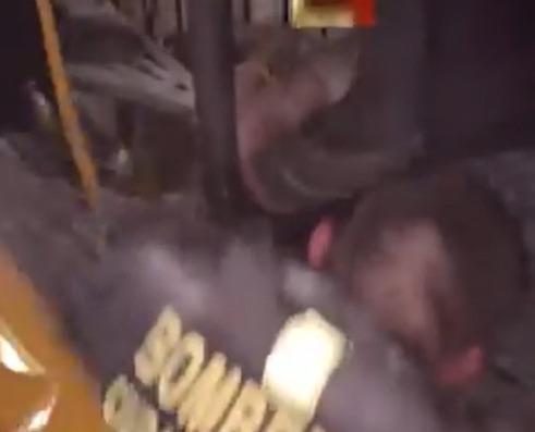 Video: Ladrón queda atrapado en un muro mientras huía