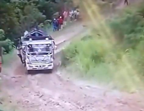 Video: Captan momento cuando camión pasa por encima de hombre