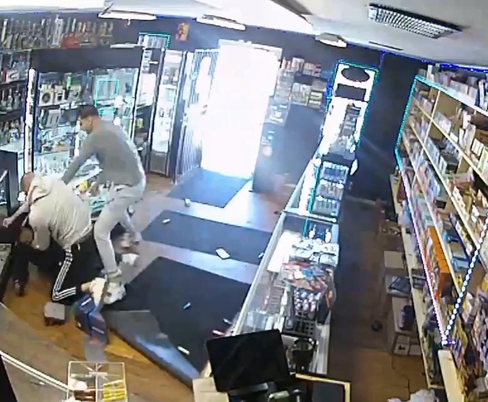 Video: Delincuente intenta robar en tienda y le dan tremenda paliza