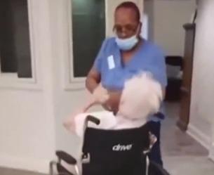 Video: Captan a enfermera golpeando a persona de la tercera edad