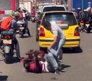 Video: Conductor de autobús golpea a hombre que intentó asaltar a pasajeros