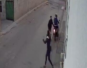 Video: Captan a hombres armados con machete asaltando a mujer