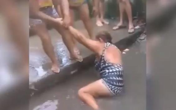 Mujer golpea a su madre por negarse a cuidarle los niños para ir de fiesta