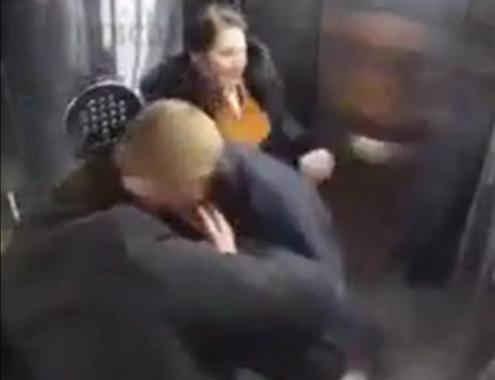 Hombres se van a golpes en un elevador por una mujer