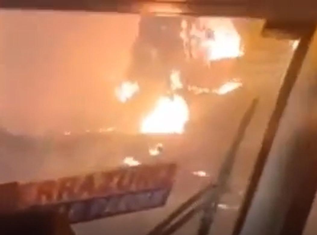 Autobús atraviesa incendio lleno de pasajeros