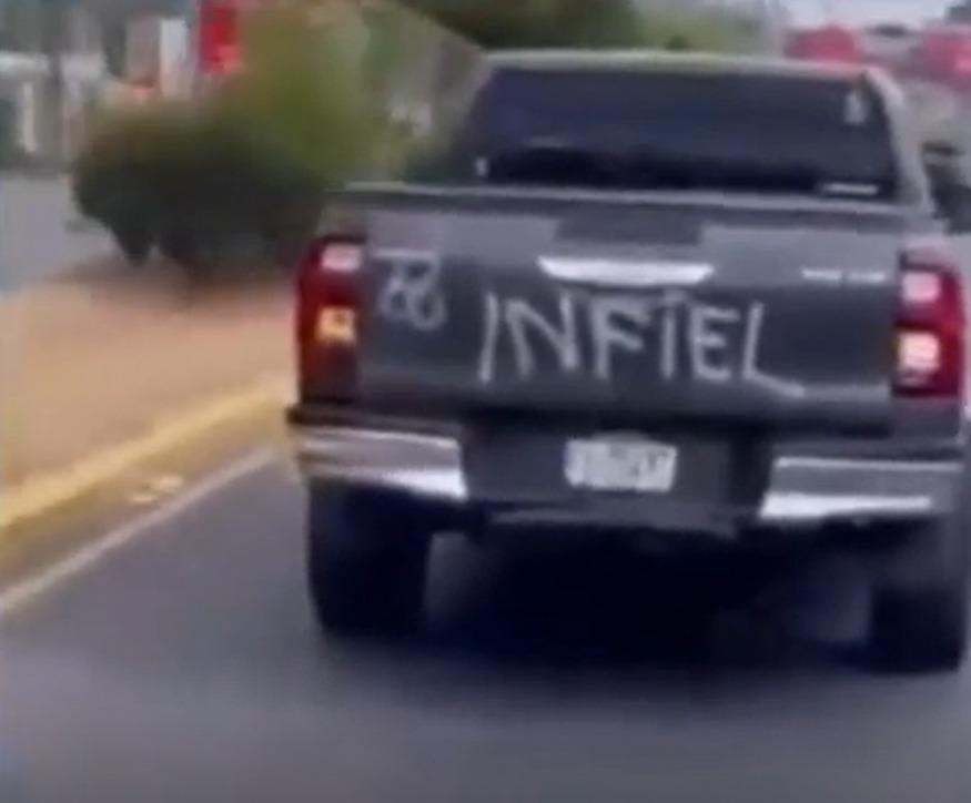 Infiel: Mujer raya vehículo de su pareja y se vuelve viral por los insultos
