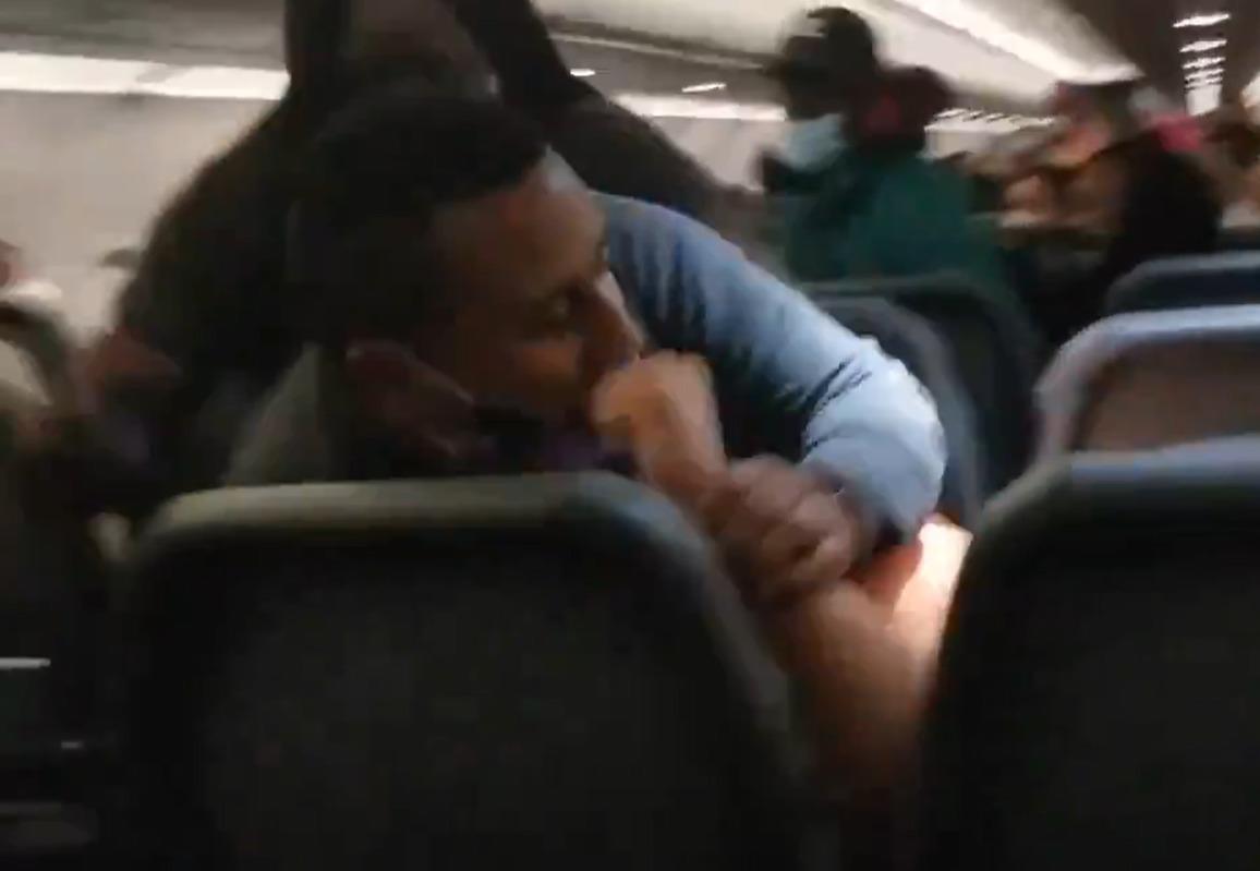 Golpean a hombre en avión por intentar manosear a azafatas