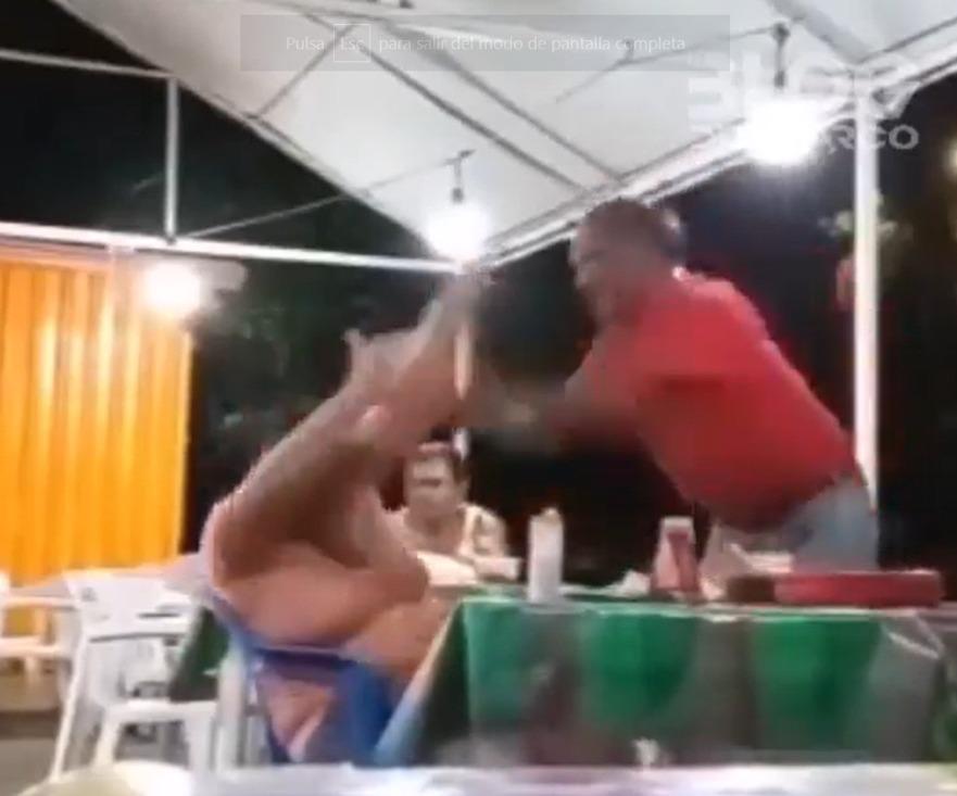 Hombre enfurecido le tira plato de comida en la cabeza a su esposa