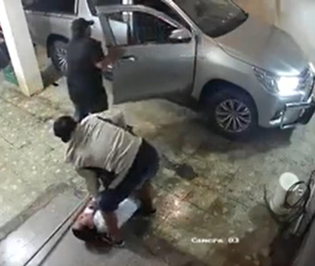 Momento cuando delincuentes golpean a pareja por robarles el vehículo