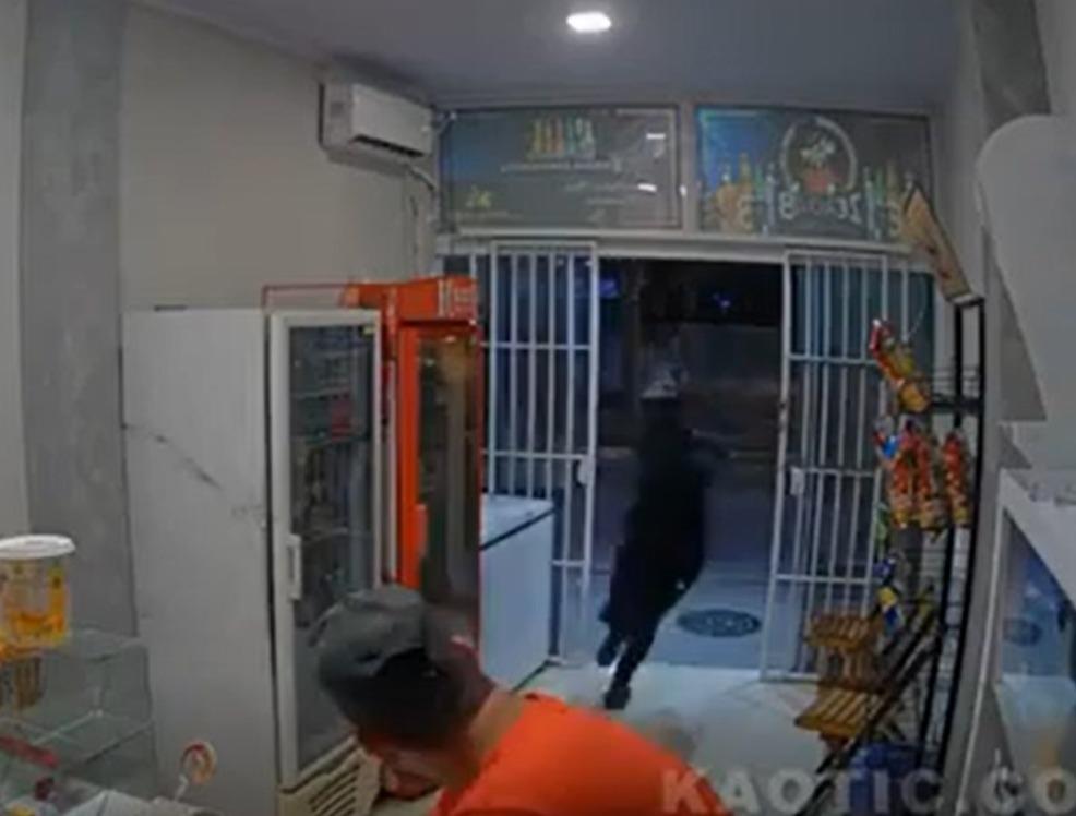 Momento cuando sicario ultima a hombre en una tienda