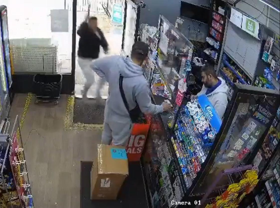 VIDEO: Hombre ataca a otro con un martillo en una tienda