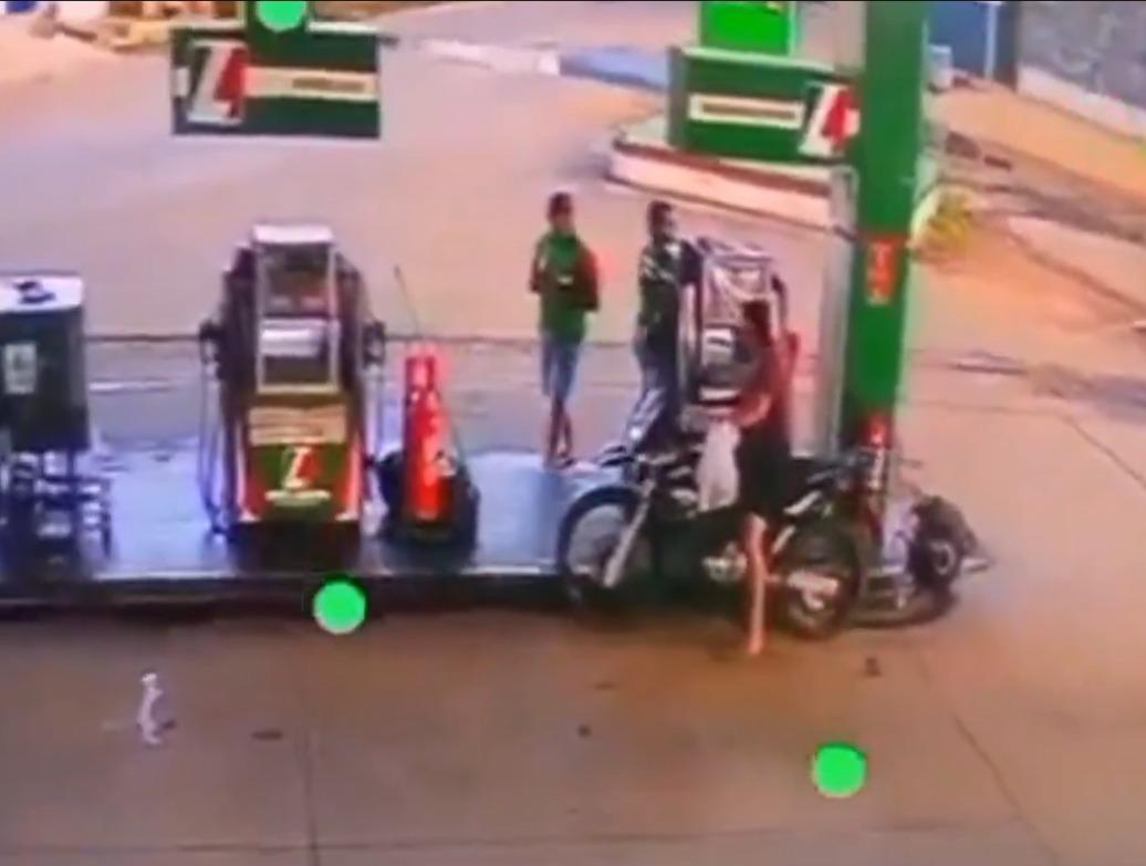 VIDEO: Hombre llega a gasolinera a matar a su exnovia