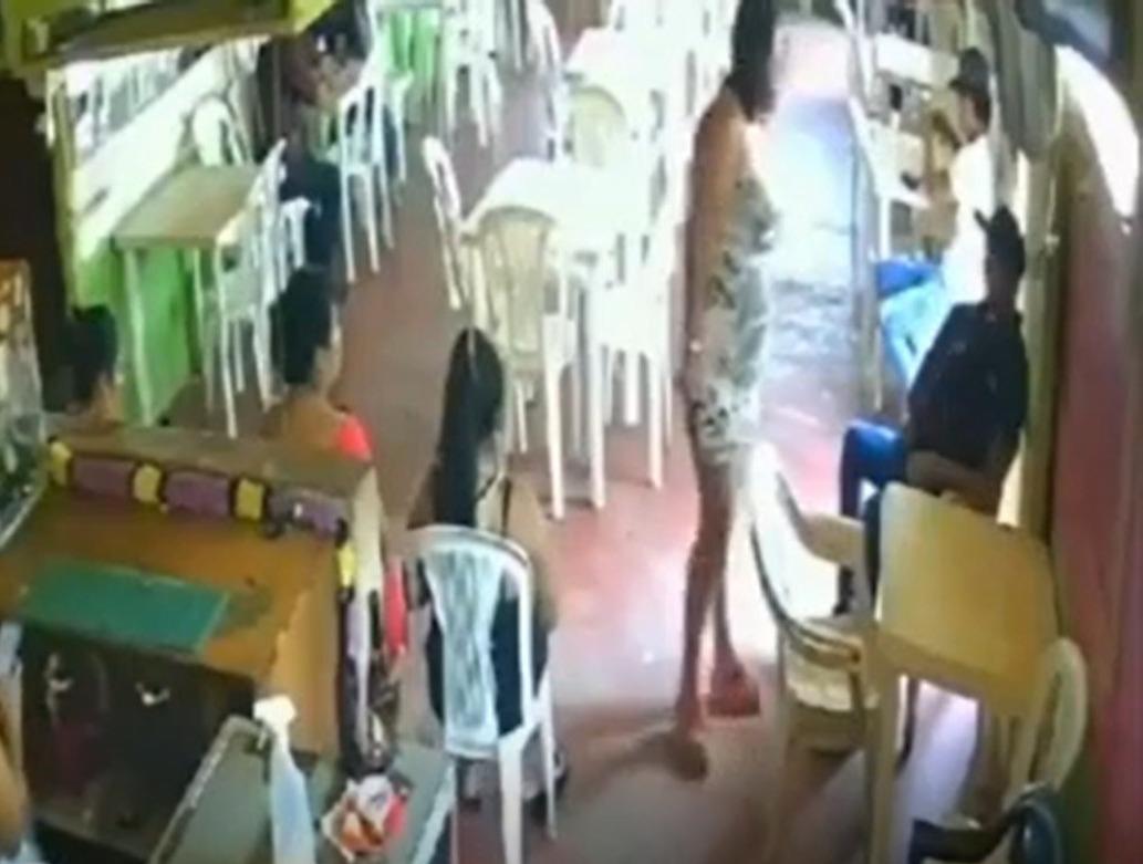 VIDEO: Sicario llega a cantina a comprar una cerveza para matar al dueño