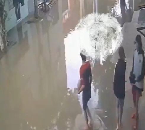 VIDEO: Joven sufre descargar eléctrica en calle inundada