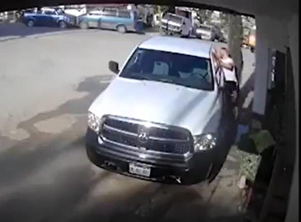 VIDEO: Sicario matan a hombre cuando limpiaba su camioneta