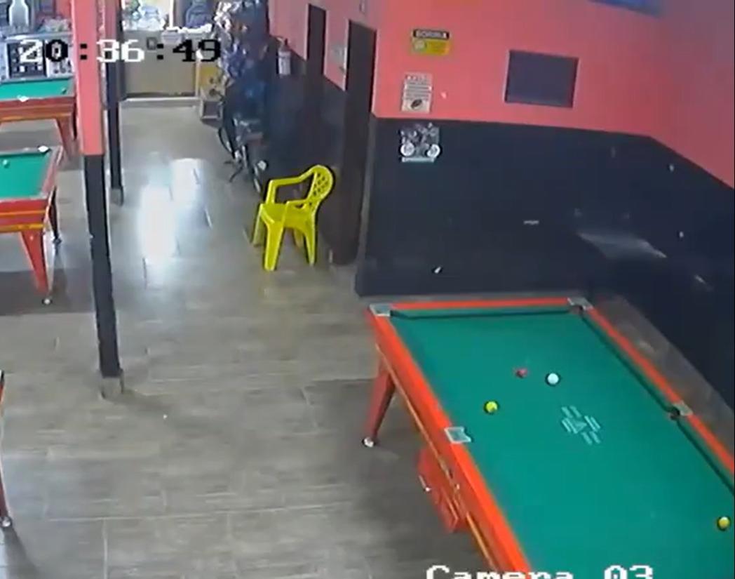 VIDEO: Sicarios acribillan a joven mientras jugaba en billar