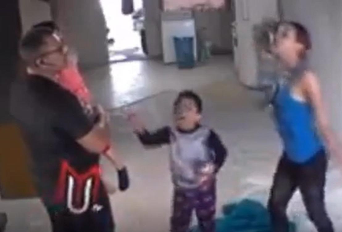 VIDEO: Niño le cuenta a su padre que su madre mete hombres a la casa