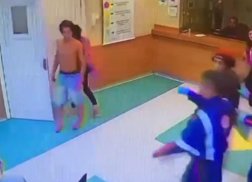 VIDEO: Hombre ataca con tijeras a novio de su ex en un hospital