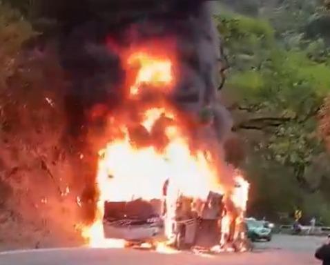 VIDEO: Autobús se incendia con pasajeros en el interior