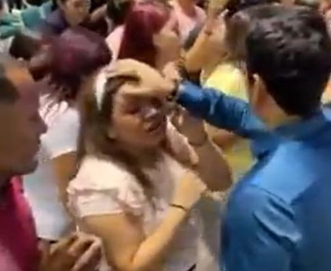 VIDEO: Pastor corre a mujer del altar por no caer cuando le tocó la cabeza