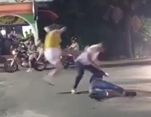 VIDEO: Mujer agarra a golpes a hombre que estaba maltratando a su esposo