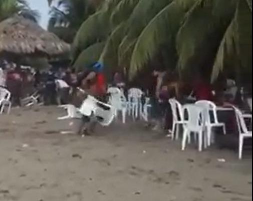 VIDEO: Hombres se lanzan sillas y mesas en playa de Tela