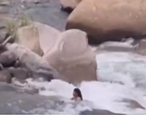 VIDEO: Joven es arrastrada por corriente de río