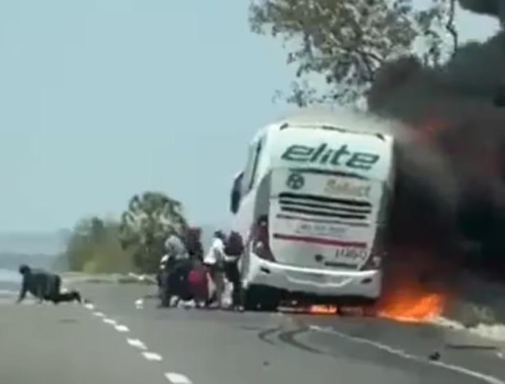 VIDEO: Autobús con pasajeros se incendia