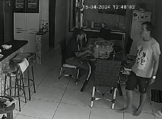 VIDEO: Hombre apuñala a su esposa frente a sus hijos