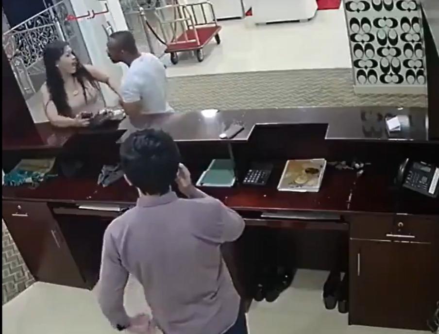 VIDEO: Mujer se arrepiente de entrar a motel y hombre la golpea