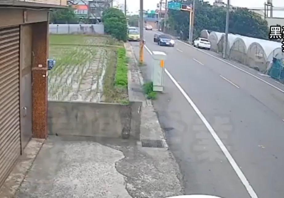 VIDEO: Mujer enojada con el novio se lanza del carro mientras iban por una calle