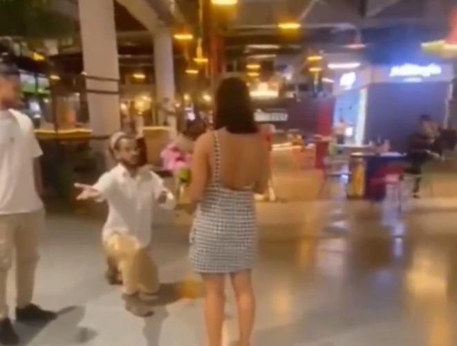 VIDEO: Joven pide matrimonio a su novia en centro comercial