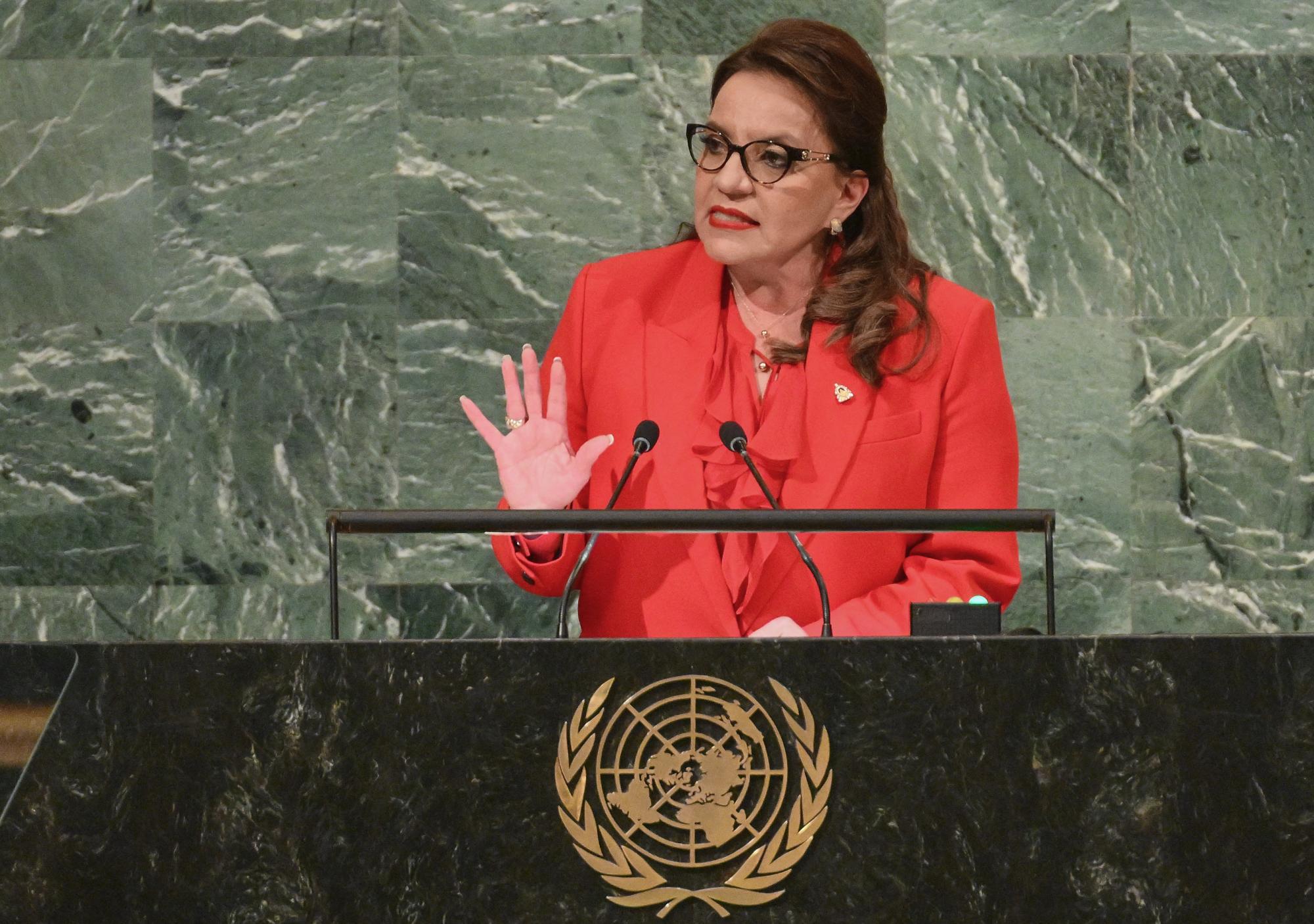 La presidenta de Honduras, Iris Xiomara Castro Sarmiento, se dirige a la 77ª sesión de la Asamblea General de las Naciones Unidas en la sede de la ONU en la ciudad de Nueva York el 20 de septiembre de 2022.