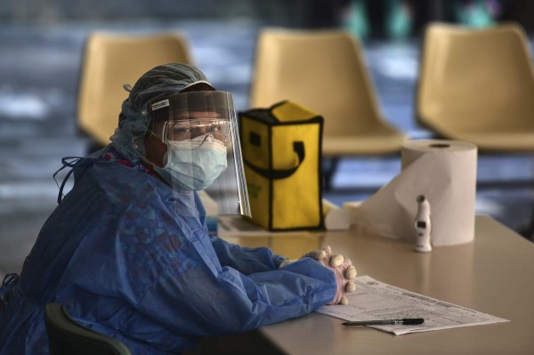 A nurse wears a face mask and face shield against the spread of the new coronavirus at the Honduran Institute of Security in Tegucigalpa, where a patient died on March 31, 2020. - 141 cases of COVID-19 were registered so far in the Central American nation. (Photo by ORLANDO SIERRA / AFP)