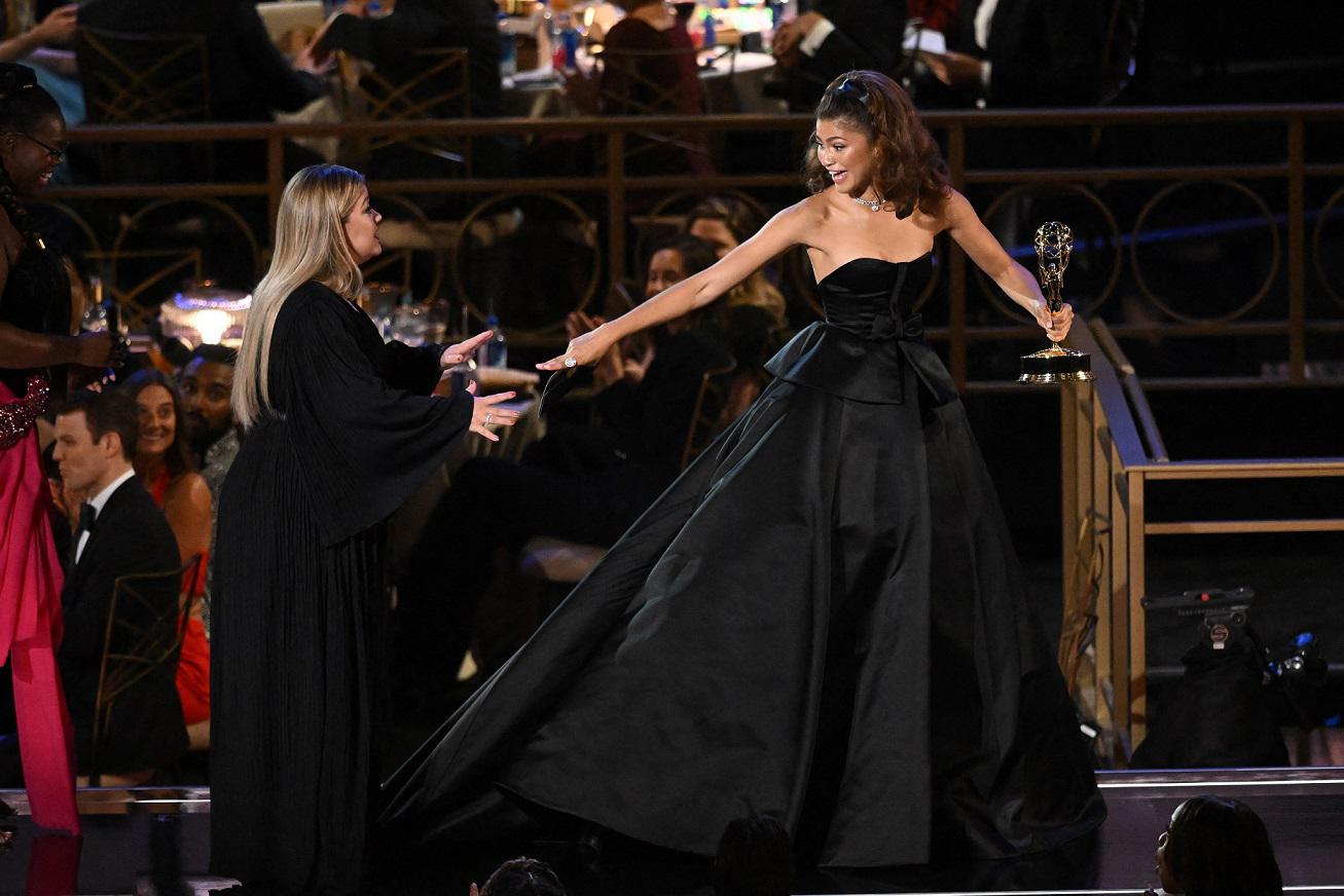 La actriz estadounidense Zendaya (derecha) reacciona junto a la cantautora estadounidense Kelly Clarkson (izquierda) después de aceptar el premio a la mejor actriz principal en una serie dramática por “Euphoria”.